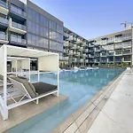 Vayk - Luxurious 2 Bd With Private Jacuzzi In Jvc